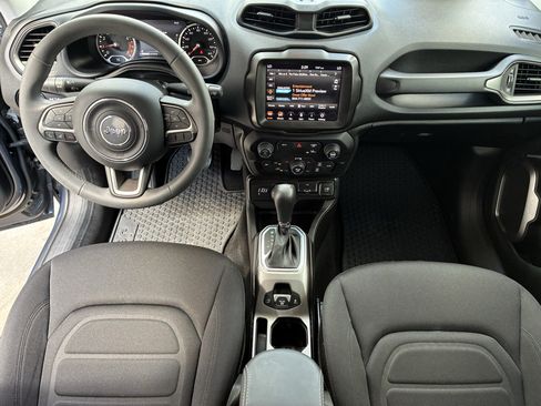 Used 2022 Jeep Renegade Latitude AWD/4WD image 2