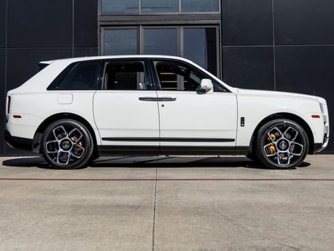 Used 2024 Rolls-Royce Cullinan Black Badge image 12