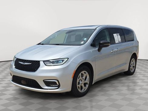 Used 2024 Chrysler Pacifica Limited FWD image 3