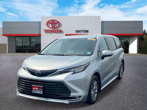 Used 2021 Toyota Sienna XLE FWD image 2