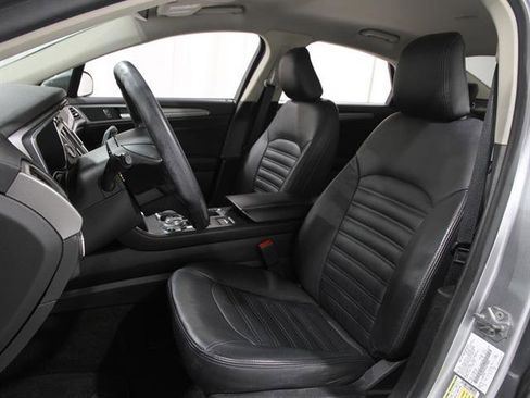 Used 2020 Ford Fusion SE image 6