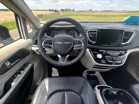 Used 2024 Chrysler Pacifica Touring-L FWD image 12