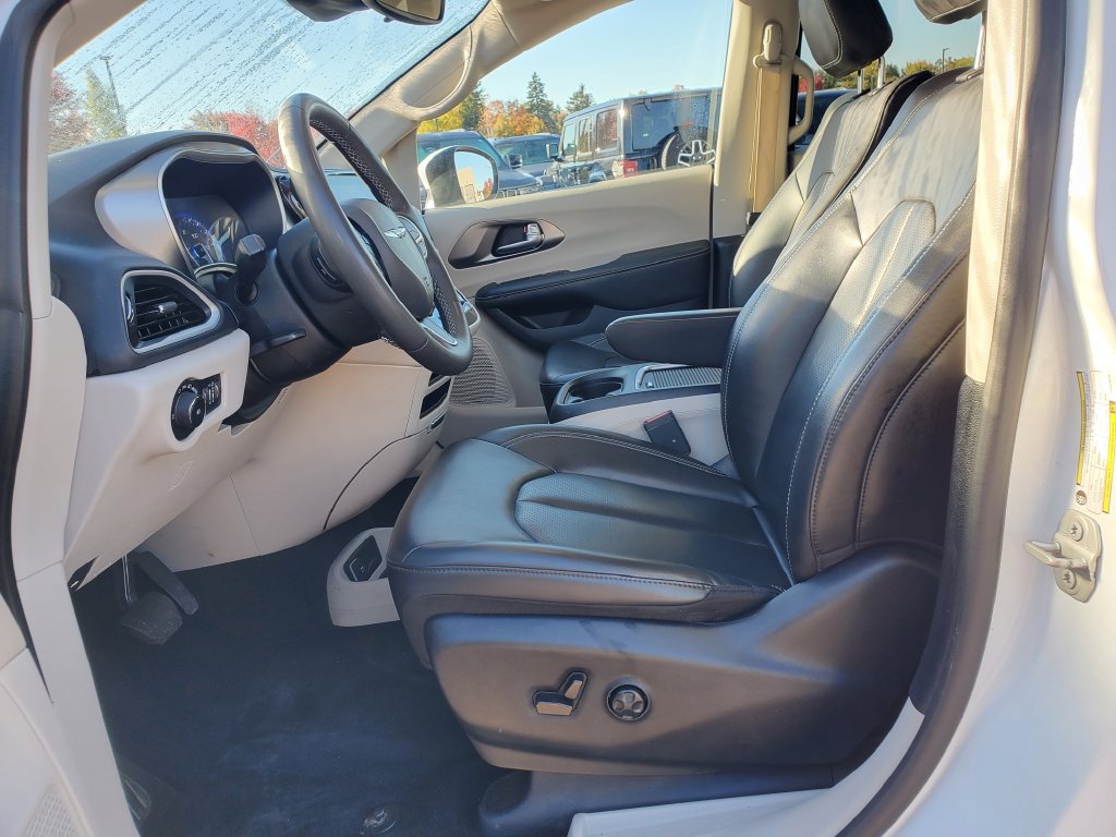 Used 2023 Chrysler Pacifica Touring-L FWD image 21