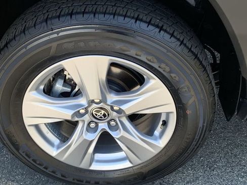Used 2025 Toyota RAV4 XLE AWD/4WD image 33