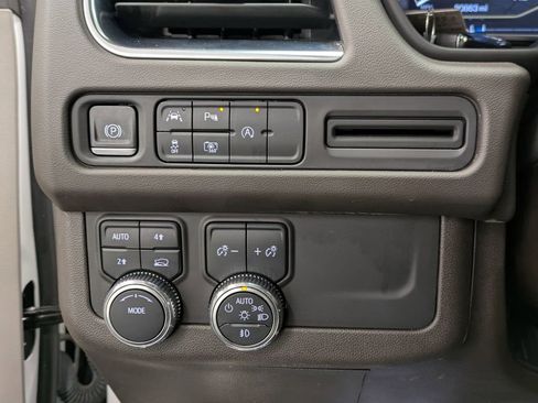 Used 2023 GMC Yukon SLT w/ SLT Premium Package image 17