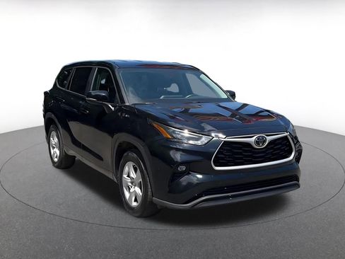 Used 2025 Toyota Highlander LE FWD image 3