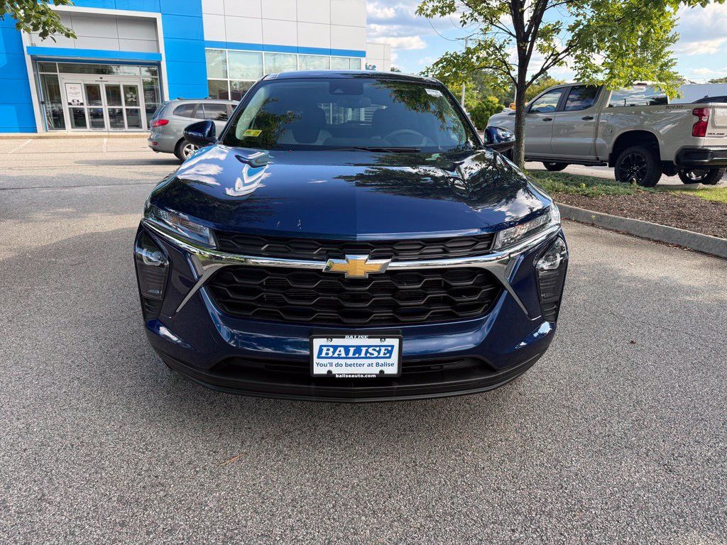 Used 2024 Chevrolet Trax LS w/ LS Convenience Package FWD image 8