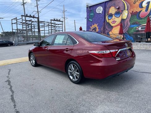 Used 2017 Toyota Camry SE w/ Moonroof Package FWD image 3