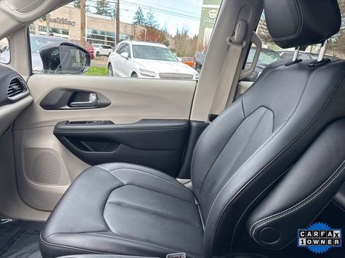 Used 2024 Chrysler Pacifica Touring-L image 32