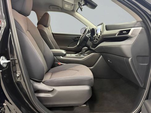 Used 2024 Toyota Highlander LE FWD image 12