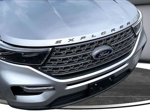 Used 2023 Ford Explorer XLT w/ Equipment Group 202A AWD/4WD image 32