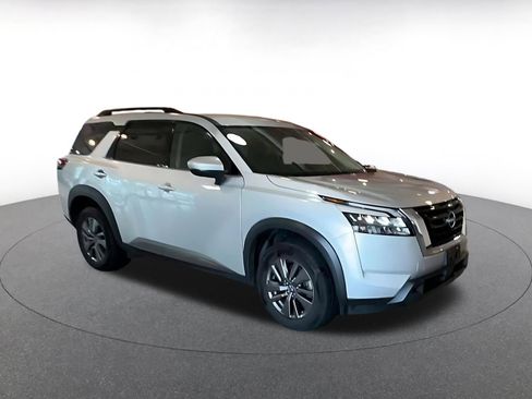 Used 2025 Nissan Pathfinder SV FWD image 2