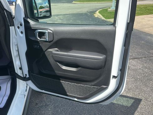 Used 2024 Jeep Gladiator Rubicon w/ Technology Group AWD/4WD image 11