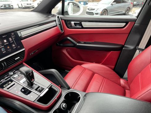 Used 2022 Porsche Cayenne Platinum Edition image 37