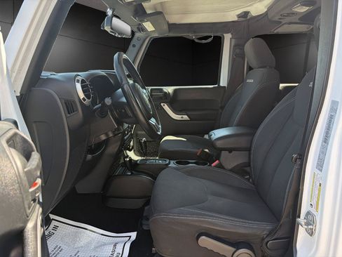 Used 2018 Jeep Wrangler Unlimited Sahara AWD/4WD image 9