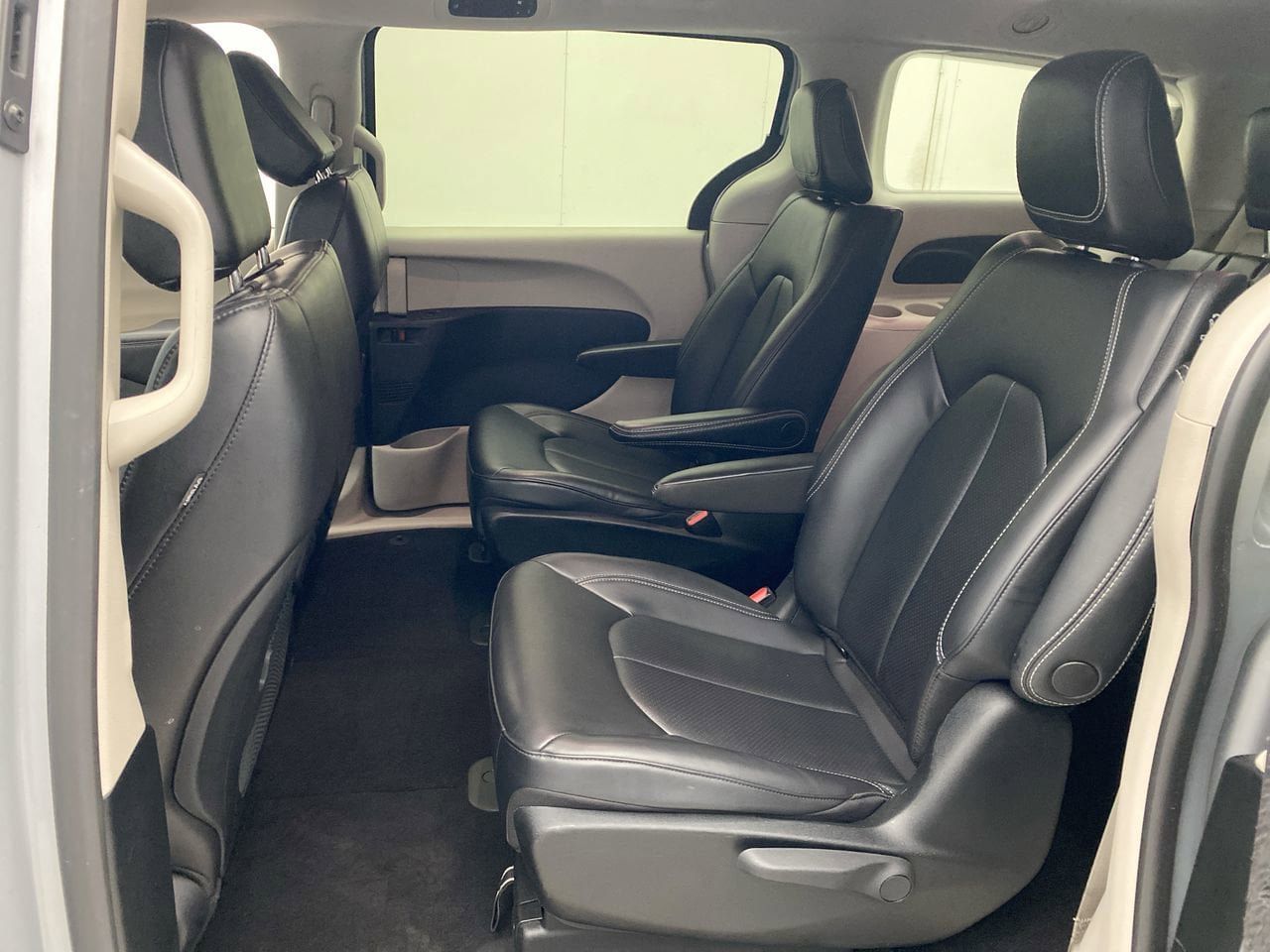 Used 2023 Chrysler Pacifica Touring-L FWD image 23