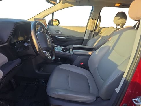 Used 2022 Toyota Sienna XLE image 10