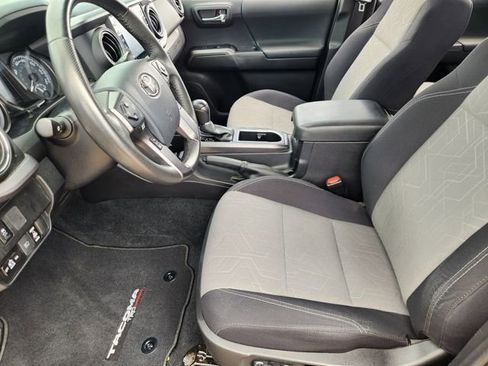 Used 2020 Toyota Tacoma TRD Off-Road w/ Technology Package AWD/4WD image 9