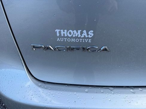 Used 2024 Chrysler Pacifica Touring-L image 11