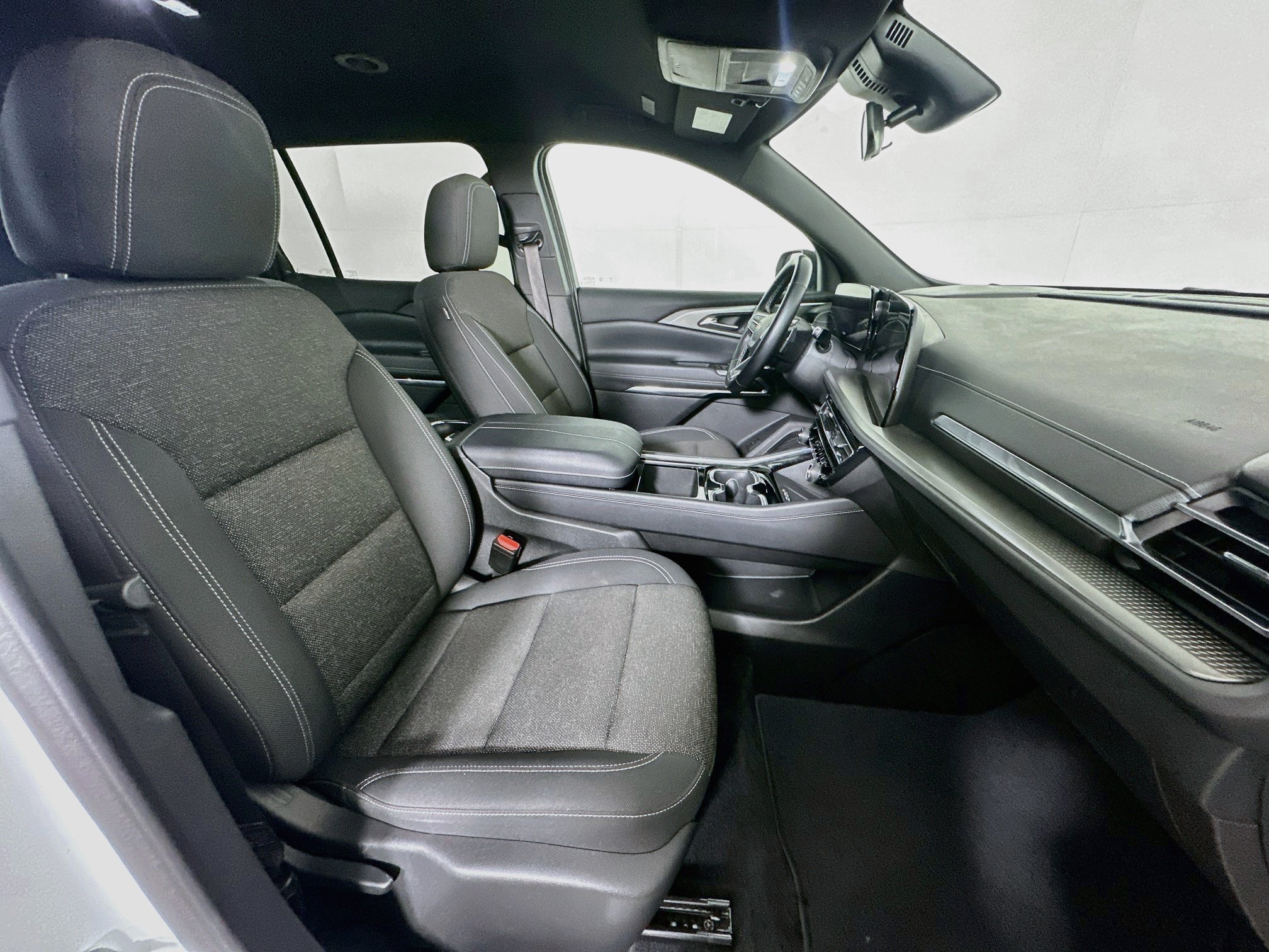 Used 2025 Chevrolet Traverse LT FWD image 32