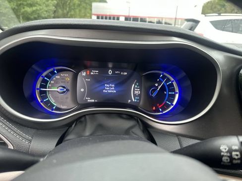 Used 2024 Chrysler Pacifica Limited FWD image 12