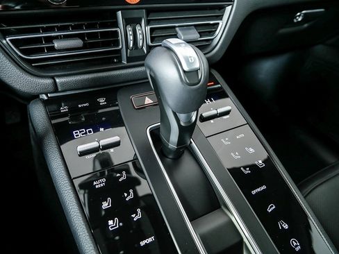 Certified 2025 Porsche Macan image 18