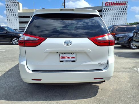 Used 2020 Toyota Sienna XLE FWD image 25