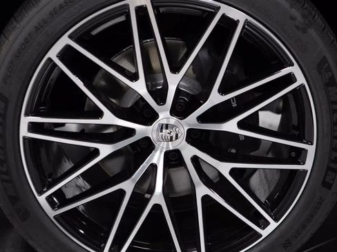 Certified 2026 Porsche Macan AWD/4WD image 11