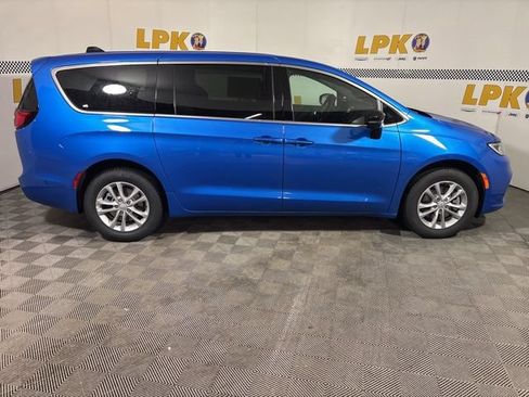 New 2026 Chrysler Pacifica Select AWD/4WD image 2