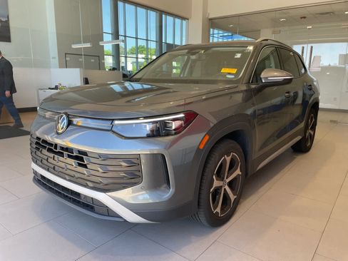 Used 2025 Volkswagen Tiguan SE image 26