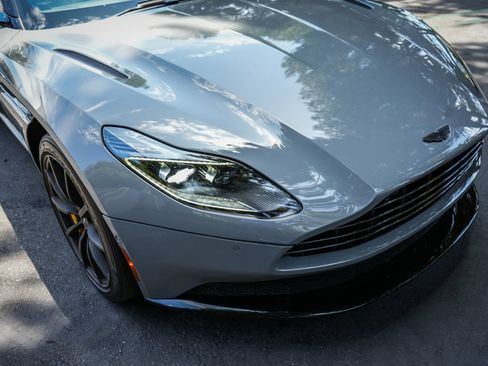 Used 2022 Aston Martin DB11 Coupe RWD image 9