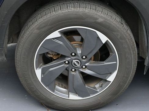 Used 2024 Nissan Rogue SV FWD image 5