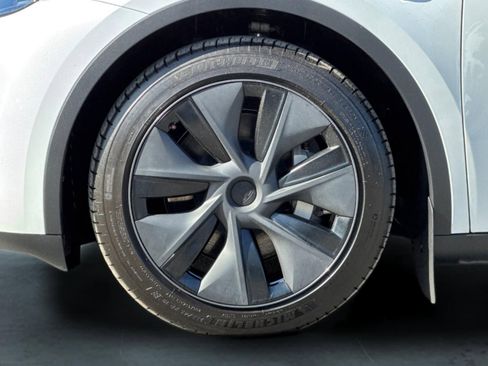 Used 2025 Tesla Model Y Long Range AWD/4WD image 26