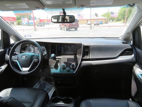 Used 2017 Toyota Sienna SE image 16