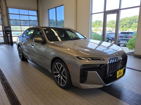 Used 2025 BMW 740i xDrive image 3