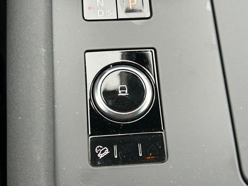 Used 2025 Land Rover Discovery S image 34