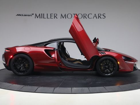 Used 2024 McLaren Artura RWD image 19