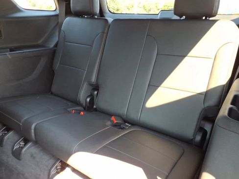 Used 2023 Chevrolet Traverse LT AWD/4WD image 12