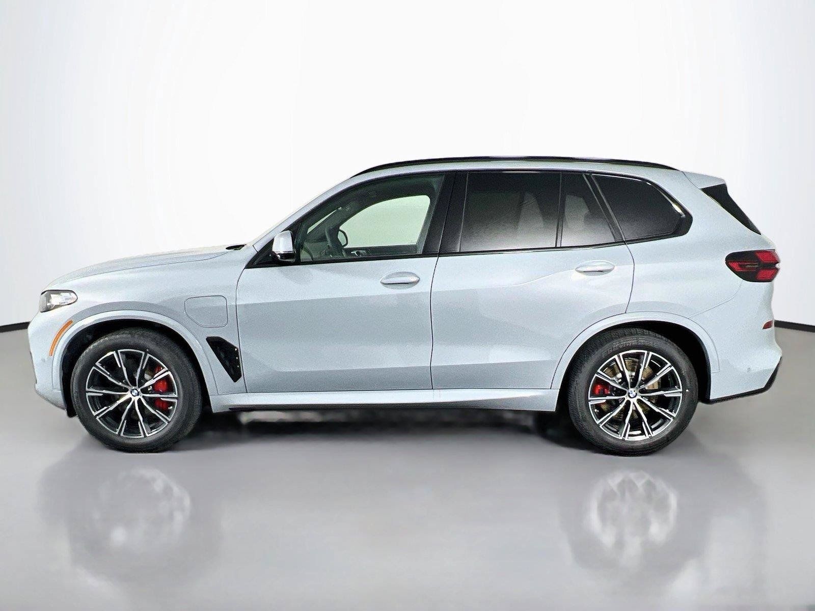 Used 2026 BMW X5 xDrive50e w/ Executive Package AWD/4WD image 3