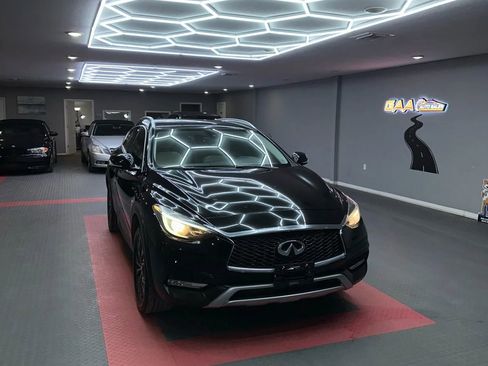 Used 2017 INFINITI QX30 Premium w/ Navigation Package image 1