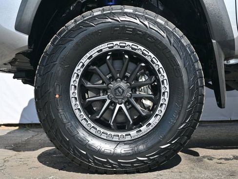 Used 2022 Toyota Tacoma TRD Off-Road image 9
