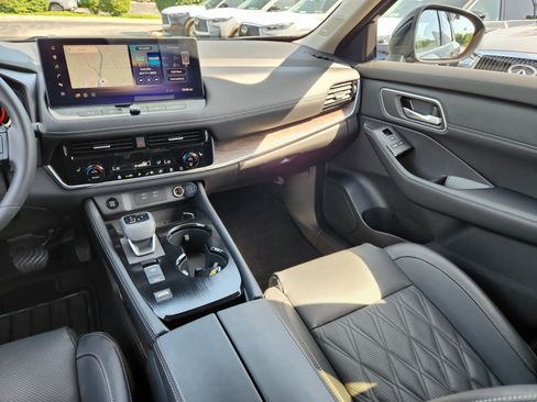 Used 2025 Nissan Rogue Platinum FWD image 14