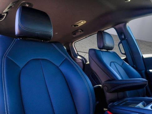 New 2027 Chrysler Pacifica Select FWD image 15