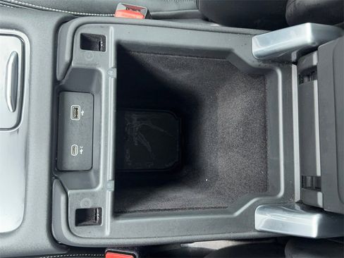 Used 2024 Land Rover Discovery S image 33