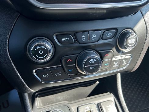 Used 2020 Jeep Cherokee Trailhawk w/ Cold Weather Group image 28