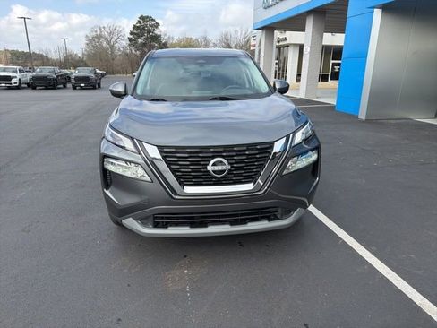 Used 2023 Nissan Rogue SV image 2