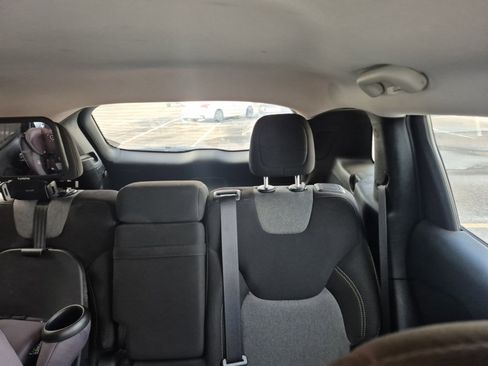 Used 2016 Jeep Cherokee Sport image 10