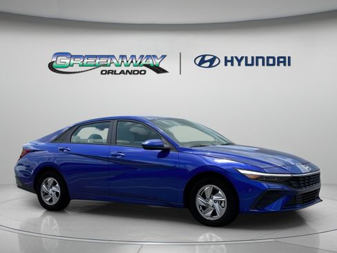 Certified 2025 Hyundai Elantra SE FWD image 1