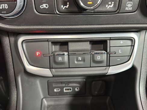 Used 2024 GMC Terrain SLT w/ Infotainment Package II image 14