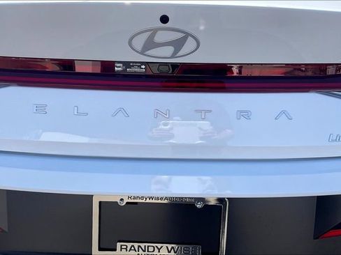 New 2025 Hyundai Elantra Limited image 18